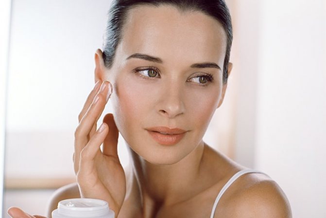 Нанесение крема на лицо