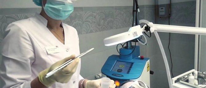 Врач перед электрокоагуляцией