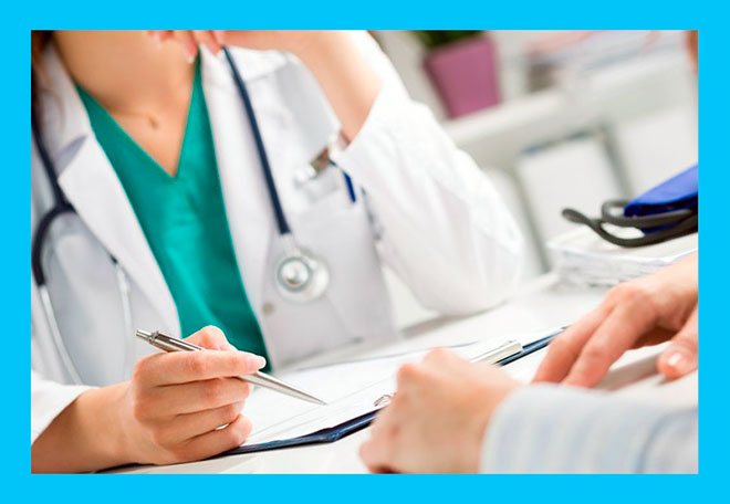 женщина на приеме у врача