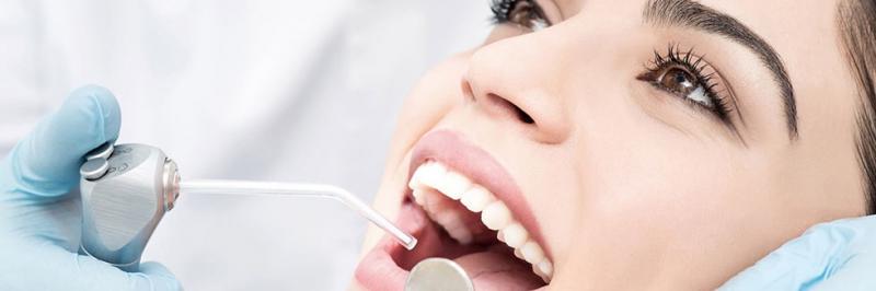 Скидка -20% на профессиональную чистку зубов.